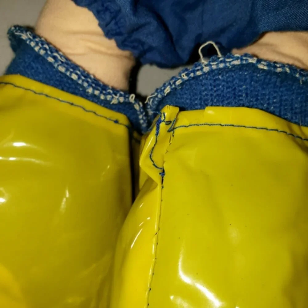 17” Tootsie Doll Raincoat & Shoes Big Feet Yarn Hair VTG 1984